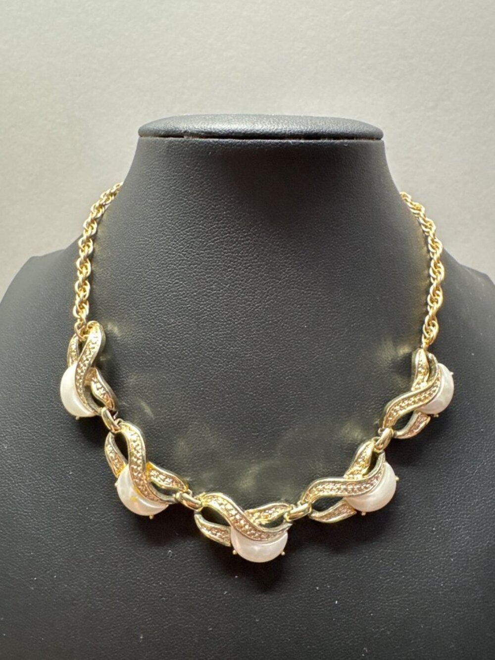 Gold-Plated Necklace Faux Pearl Rhinestone Accents Elegant Vintage-Inspired Chai